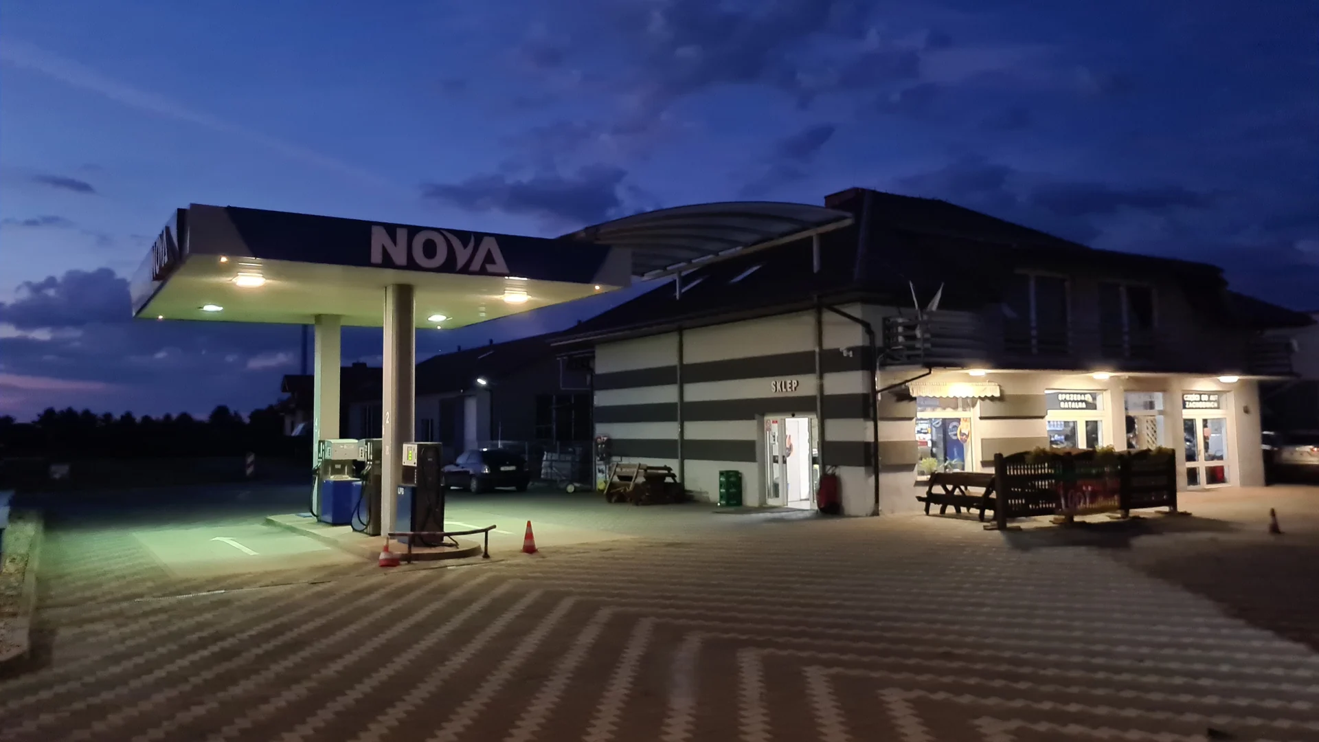 Stacja paliw NOVA po zmroku