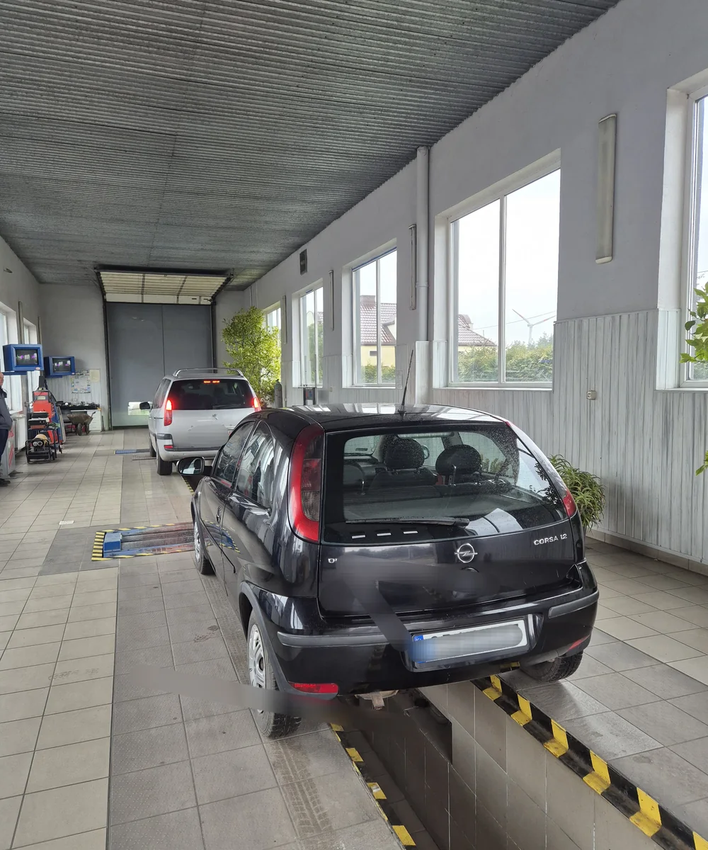 Samochód osobowy nad kanałem diagnostycznym