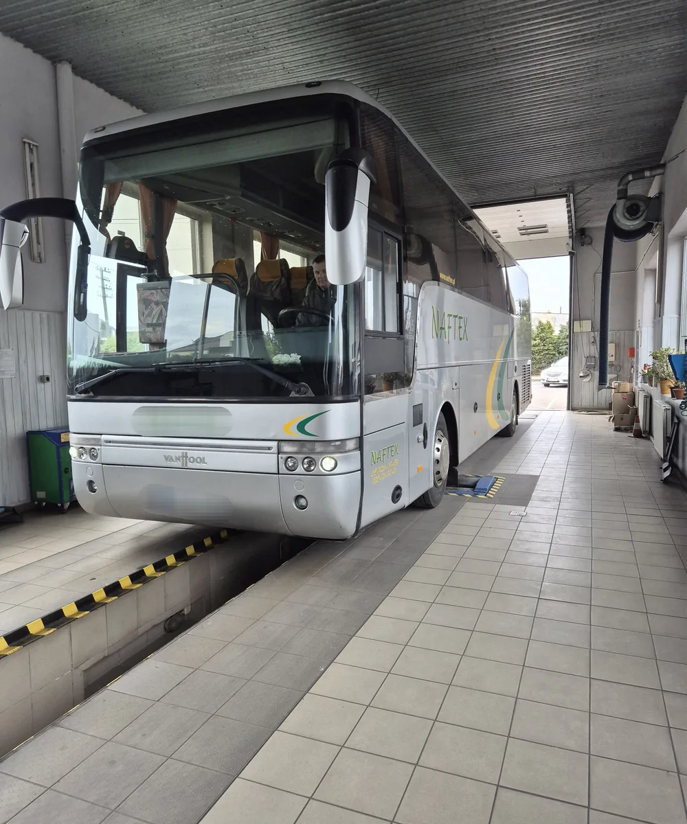 Autobus na stanowisku diagnostycznym