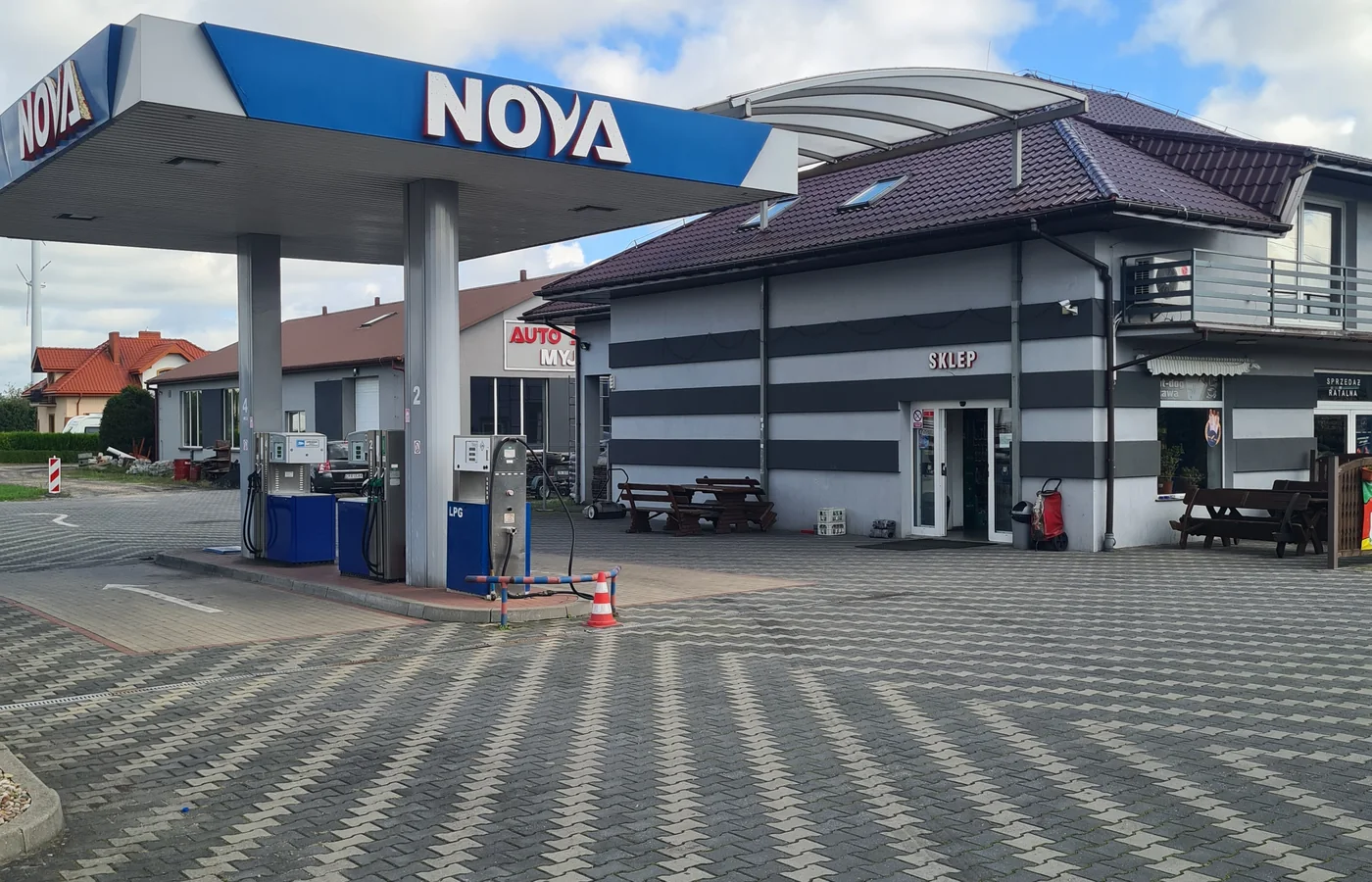 Podjazd stacji paliw NOVA